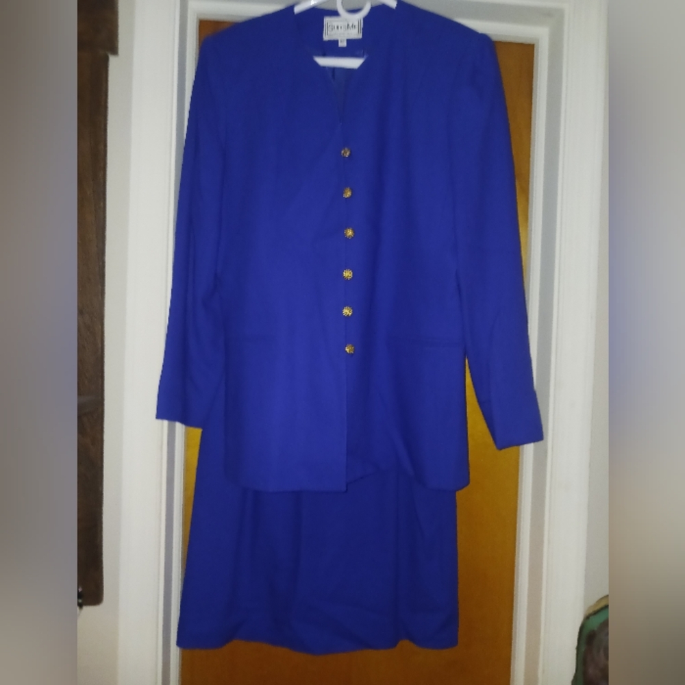 Very nice ladies size 12 skirt and top